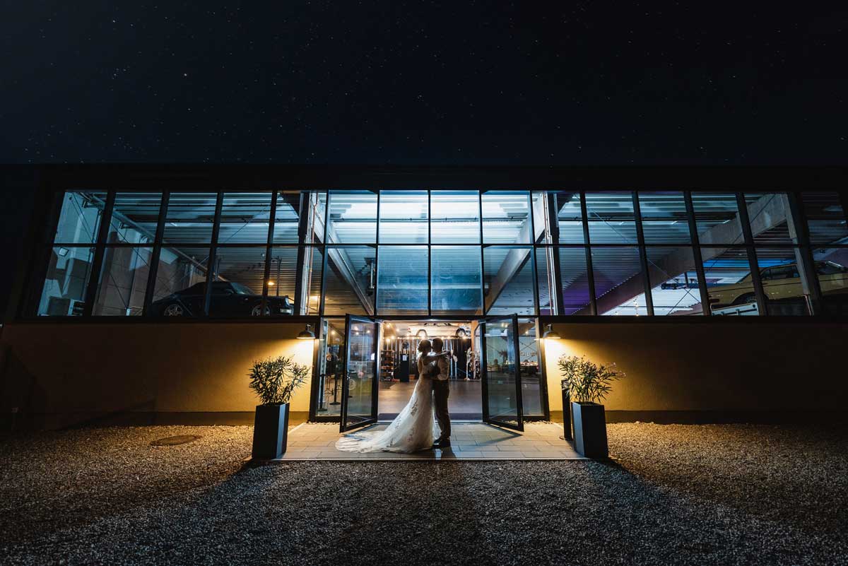 Hochzeitspaar vor ihrer Location Nachts - Fotograf Ulm, Neu-Ulm, Illertissen, Memmingen, Krumbach, Senden, Günzburg, Weißenhorn