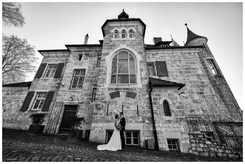 Weitwinkelaufnahme Schwarz-Weiss Foto. Brautpaar vor dem Schloss Albgut